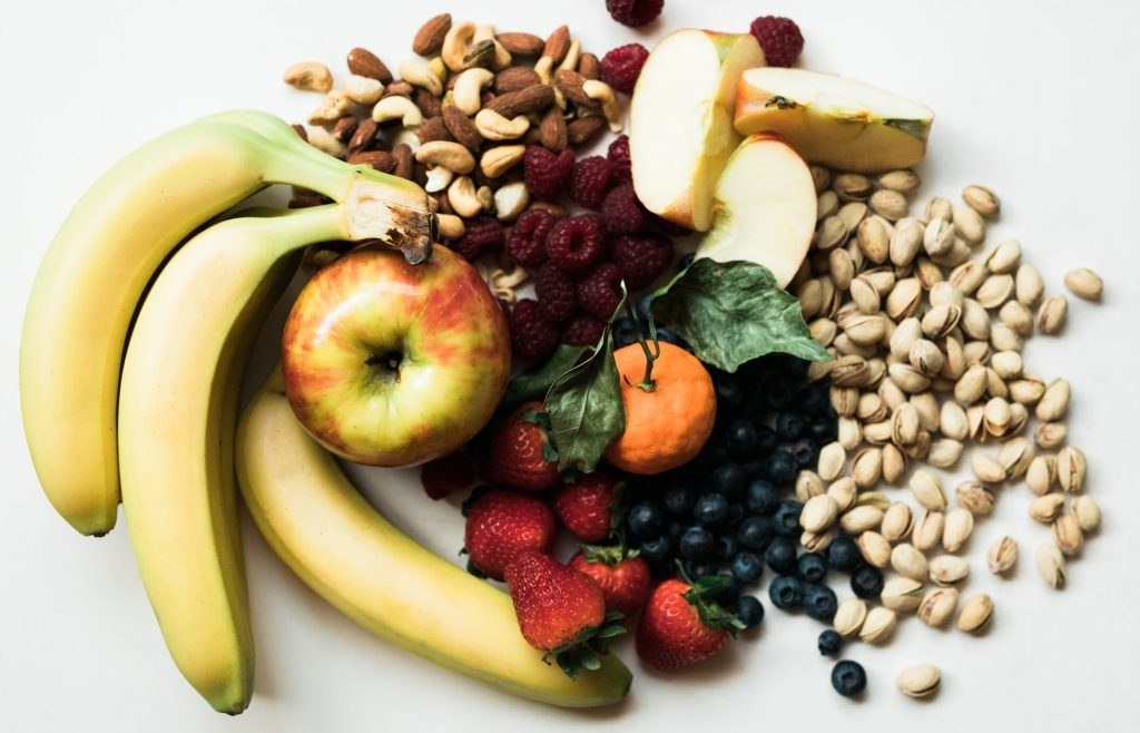 frutas, verduras y semillas en fondo blanco, la cosmopolitana y el día mundial de la alimentación