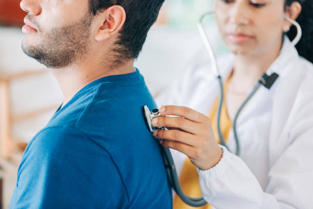 médico laboral realizando revisión preventiva en empresa alimentaria, como las de la familia Landsmanas