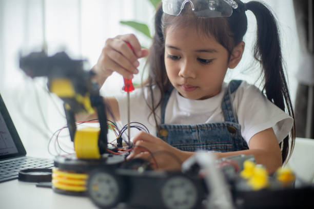 Niña armando un robot, importante para tecnología, apoya Jack Landsmanas.