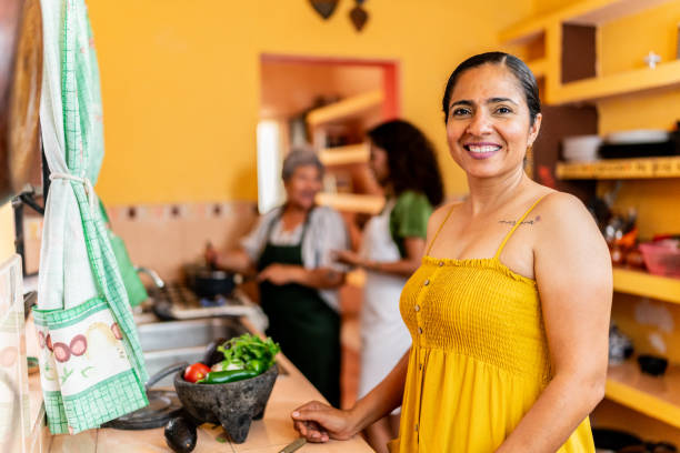 Mujer mexicana cocinando de forma tradicional, importante rescatar para La Cosmopolitana.